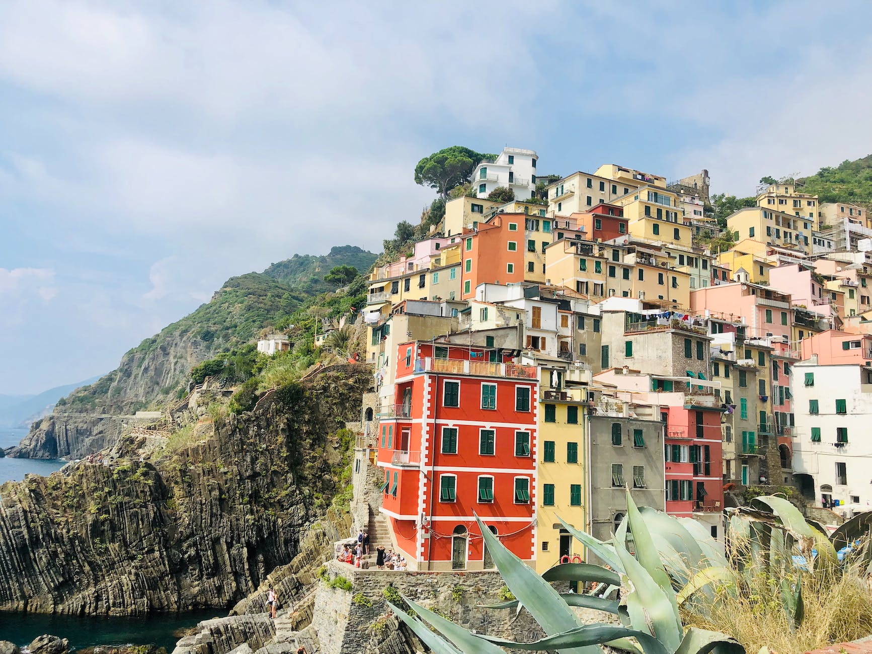 houses on the mountain side near the sea